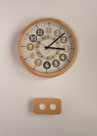 Routime Wanduhr Produktbild - App-gesteuerte Kinderwanduhr mit Buchenholzrahmen