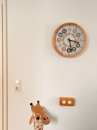 Routime Kinderwanduhr im Spielzimmer - Lernuhr für Tagesroutinen